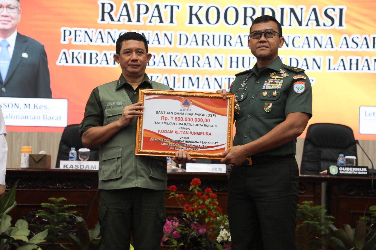 Kepala BNPB Letjen TNI Suharyanto, S.Sos., M.M memberikan bantuan dana siap pakai (DSP) untuk penanganan darurat bencana asap akibat kebakaran hutan dan lahan secara simbolis kepada Kepala Staf Kodam XII/Tanjungpura Brigjen TNI Yufti Senjaya, S.E., M.Si di Balai Petitih Kantor Gubernur Kalimantan Barat, Rabu, (20/9).